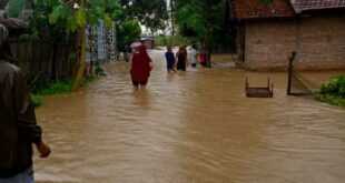 Banjir : Terlihat warga yang sedang berjalan di dalam genangan banjir. (Ahmad Rifa'i/Berita Pantura)