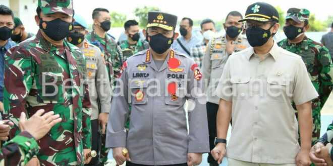 Kapolri : Jenderal Listyo Sigit Prabowo (tengah) Sedang bersama Panglima TNI Beberapa Waktu Lalu. (AHMAD RIFA'I / BERITA PANTURA)