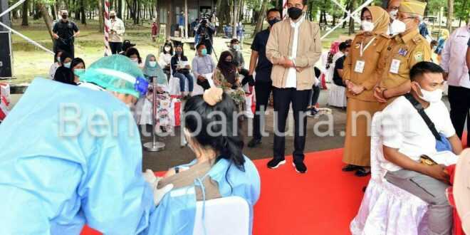 Periksa : Presiden Jokowi Sedang Berkunjung Di Lokasi Vaksinasi. (A. ULIN NUHA / BERITA PANTURA)