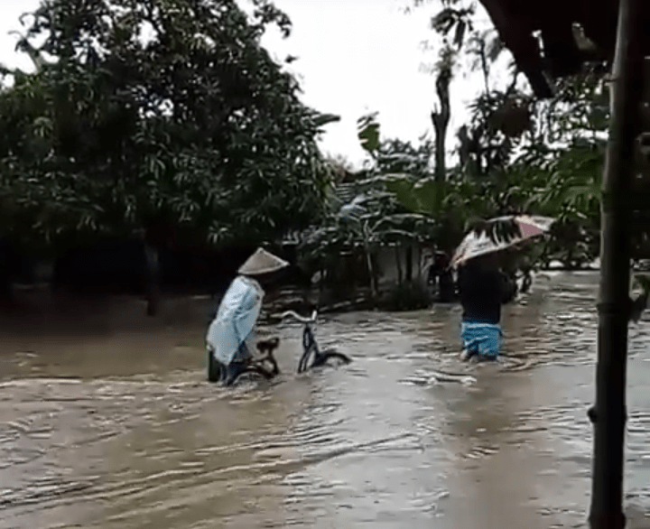 Banjir : Terlihat warga yang sedang berjalan di dalam genangan banjir. (Ahmad Rifa'i/Berita Pantura)